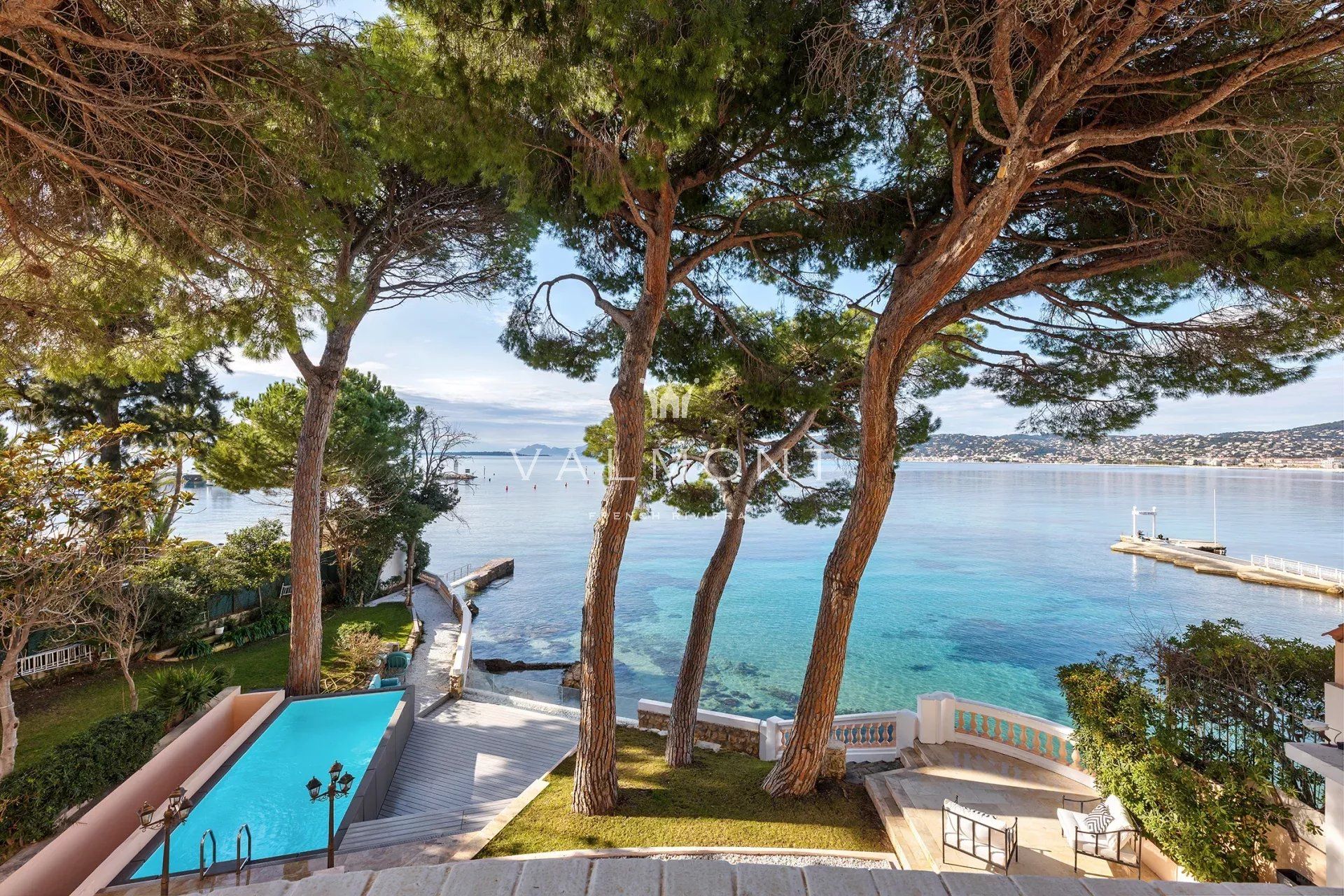 SOMPTUEUSE VILLA AU BORD DE L'EAU