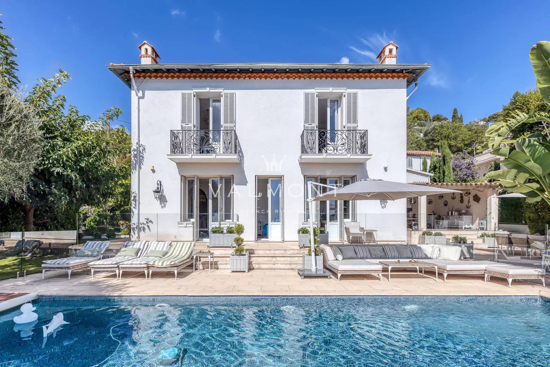 VILLA RAFFINÉE PERCHÉE AU-DESSUS DU VILLAGE D'EZE