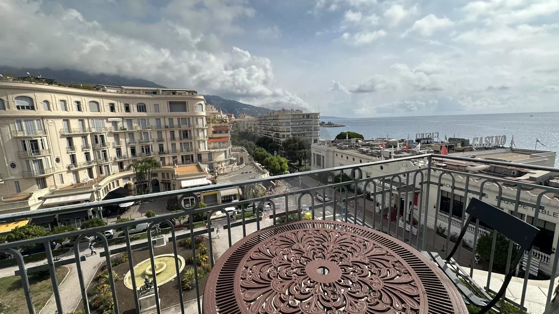 MENTON - QUARTIER CASINO: SUPERBE APPARTEMENT BOURGEOIS A VENDRE EN VIAGER OCCUPE