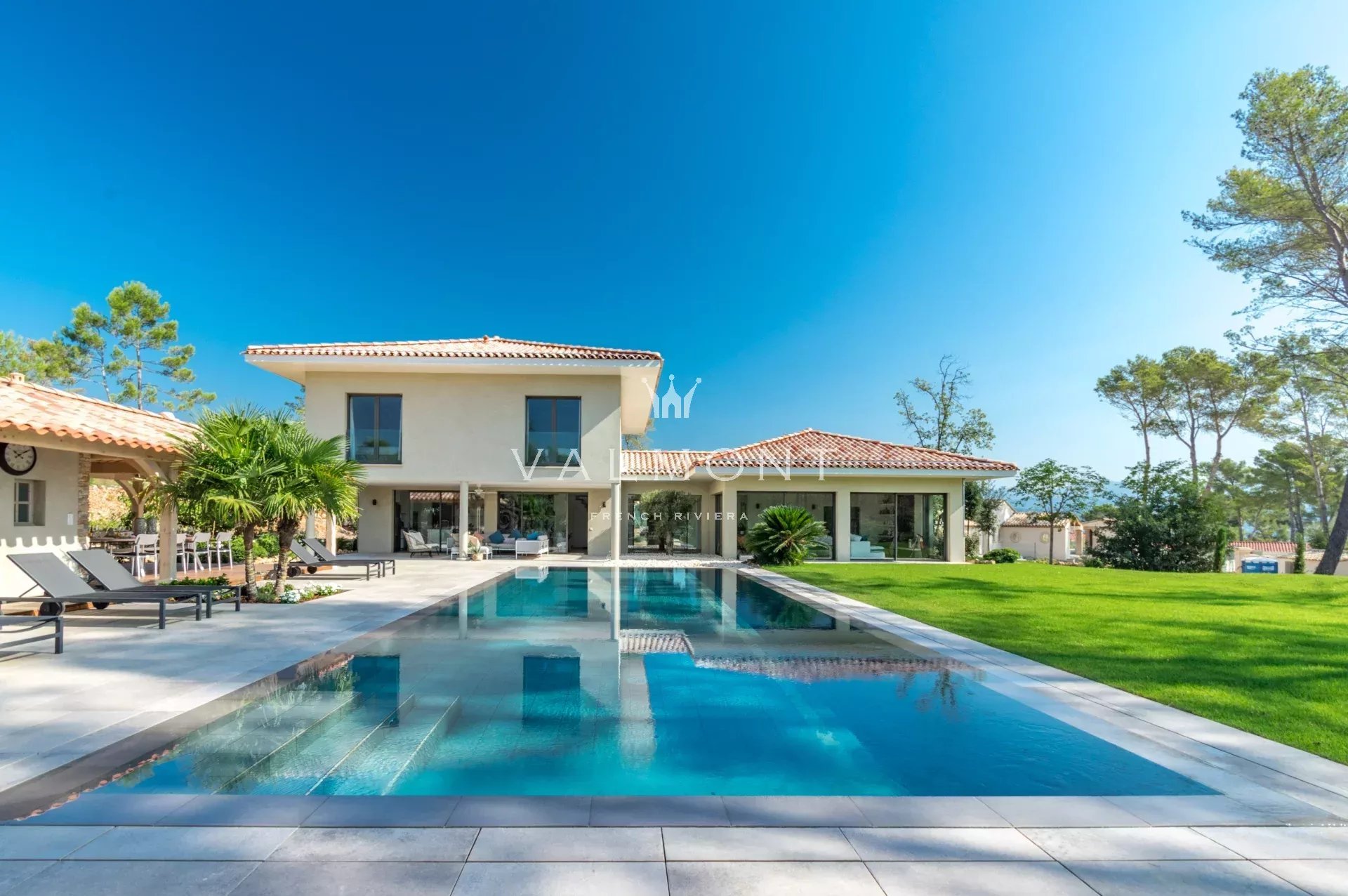 Villa Moderne de 4 Chambres dans le Célèbre Domaine de Terre Blanche - Photo 1