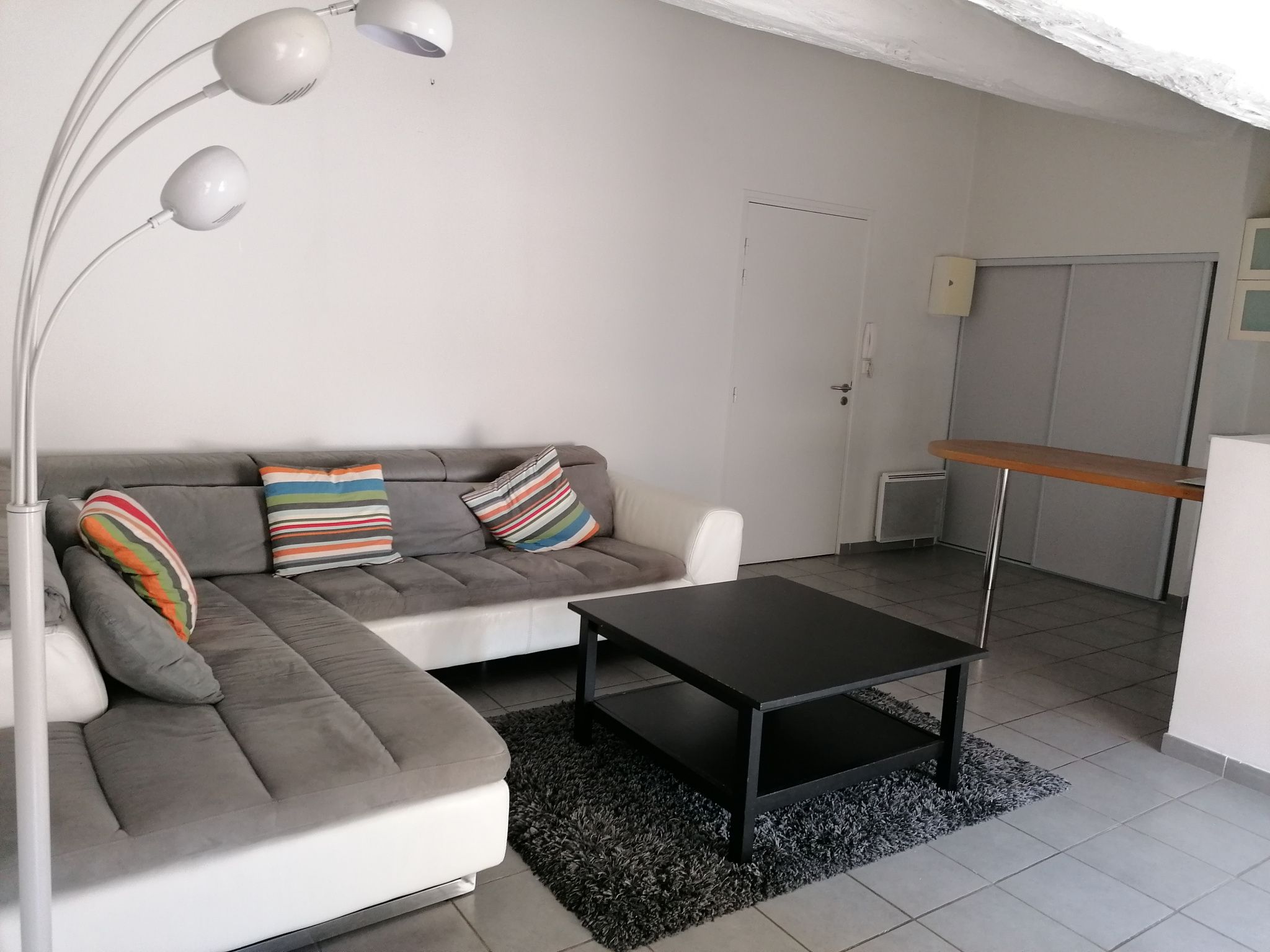 Appartement de type 2 meublé et moderne situé quartier Mazar