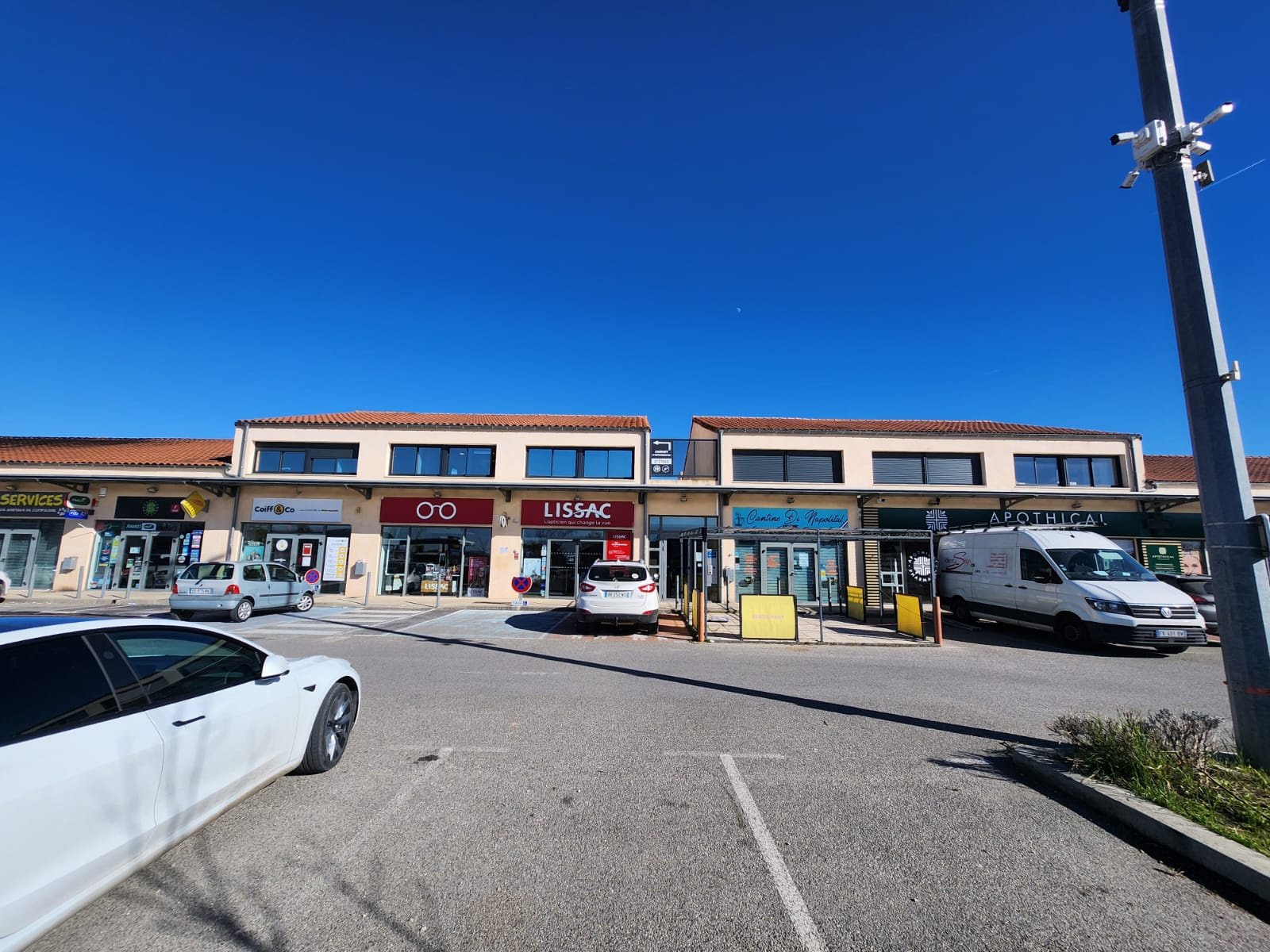 PEYROLLES - Local professionnel - Photo 1