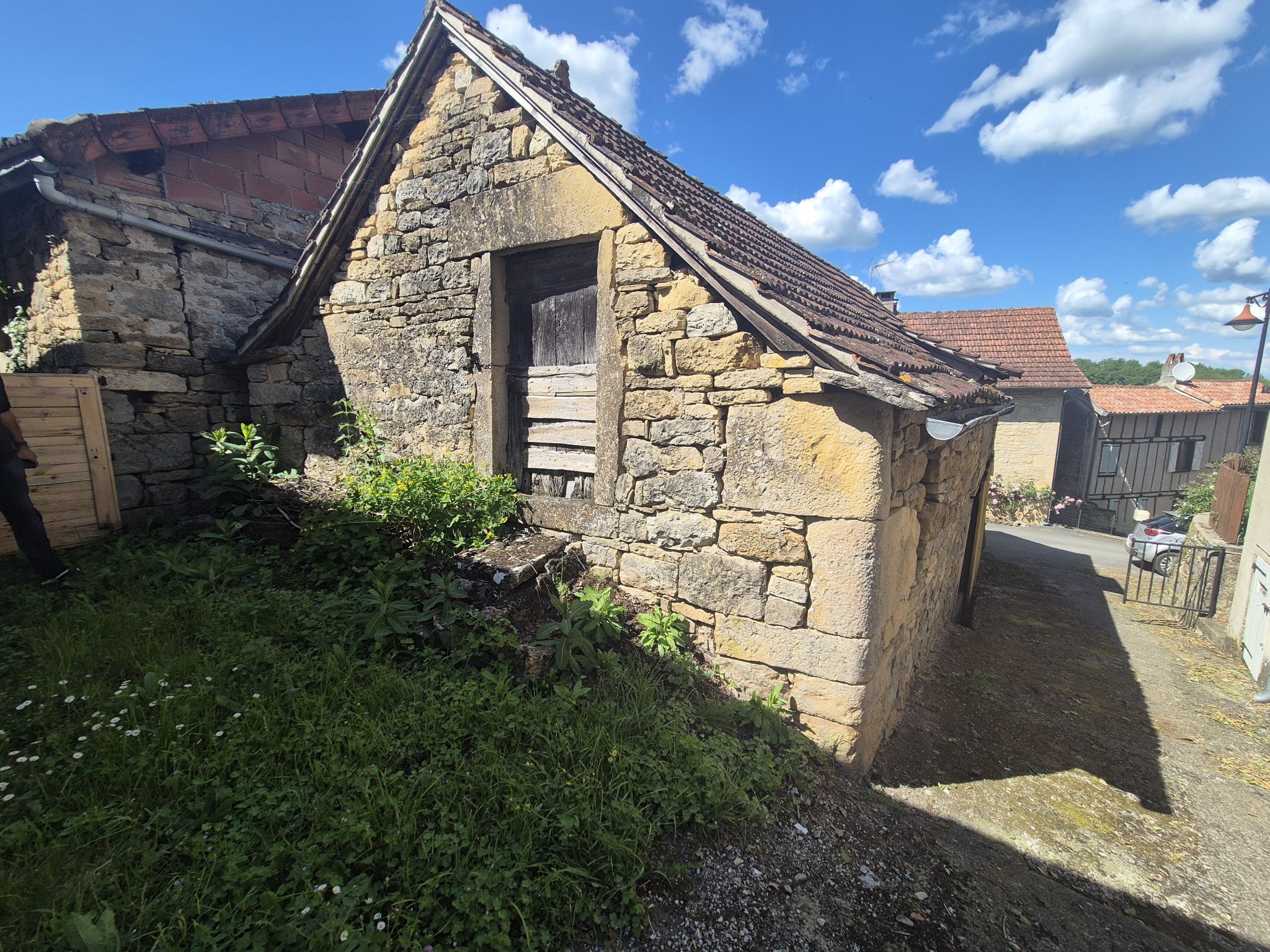 ANCIENNE GRANGE D'ENVIRON 80M2 PLEIN CENTRE-VILLE DE PARISOT